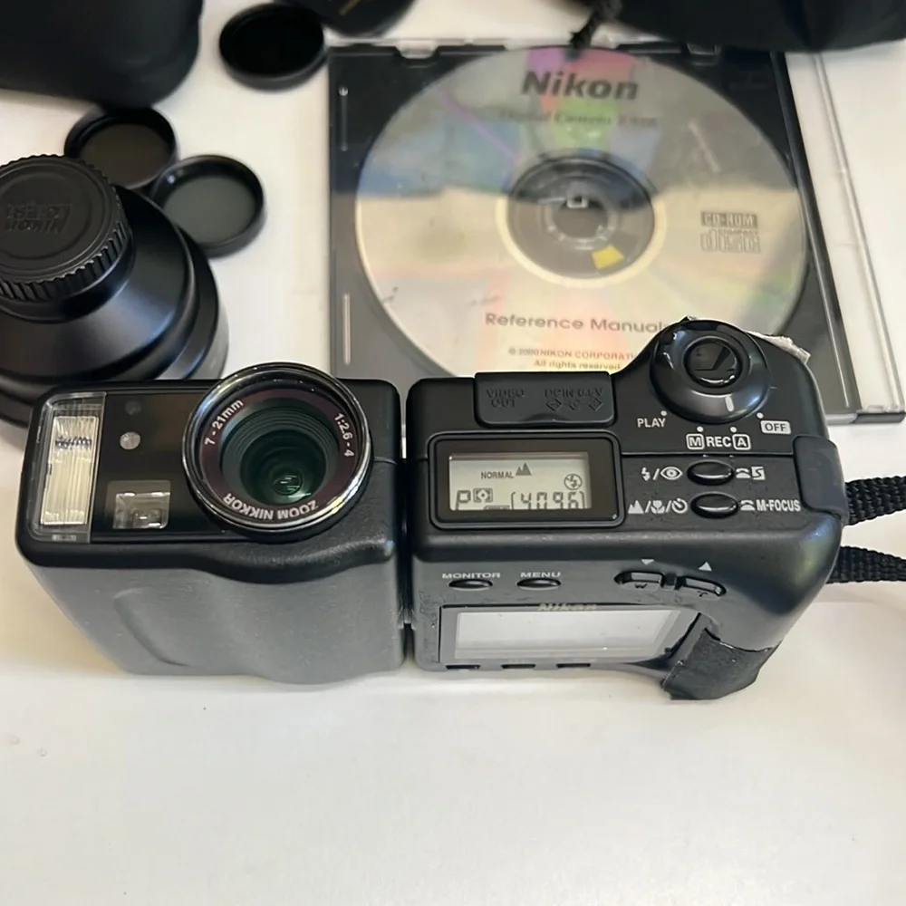 Nikon Coolpix 950 2MP Digital Camera - 3x Optical Zoom with 2 optical lenses